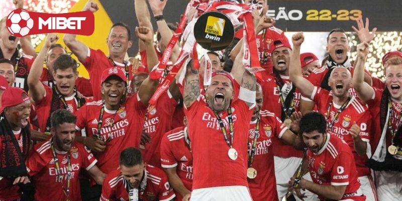 Benfica hiện là CLB nâng cúp nhiều nhất giải VĐQG Bồ Đào Nha